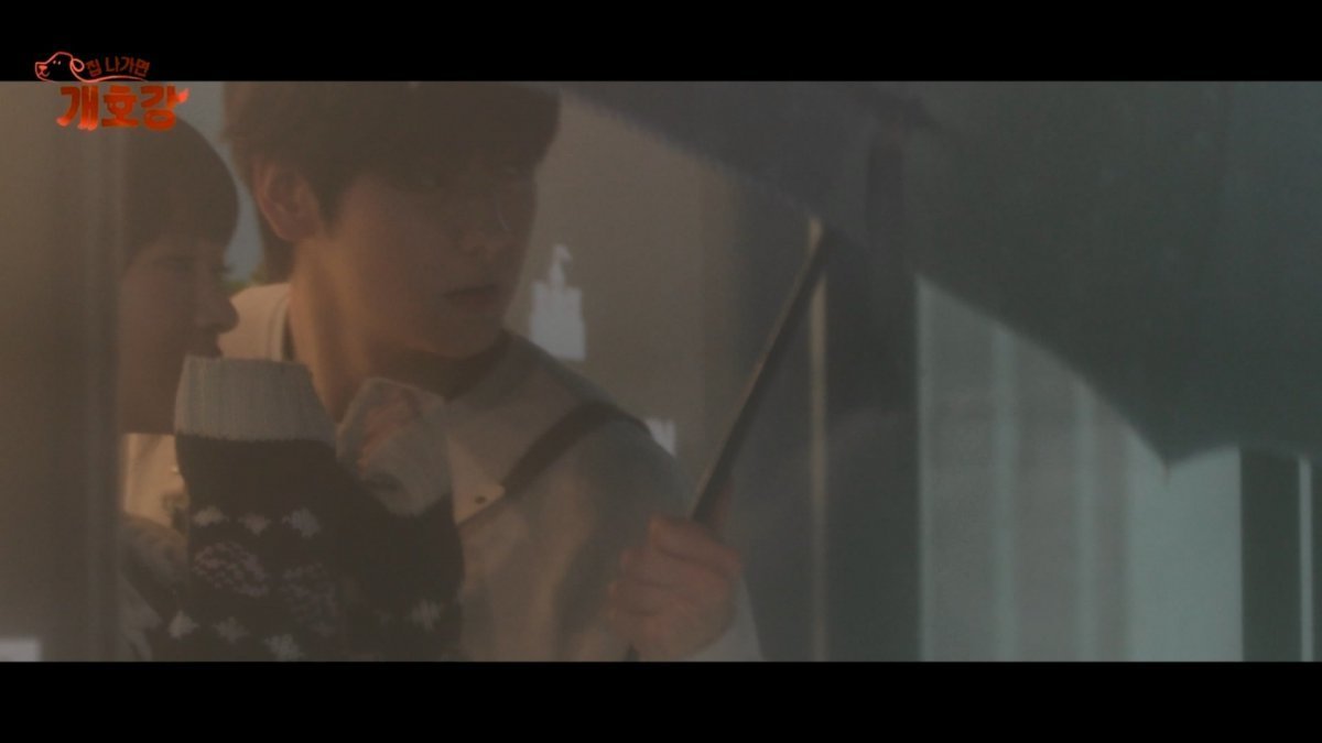 Soobin and Rei recreate an iconic umbrella scene on Dog Kindergarten