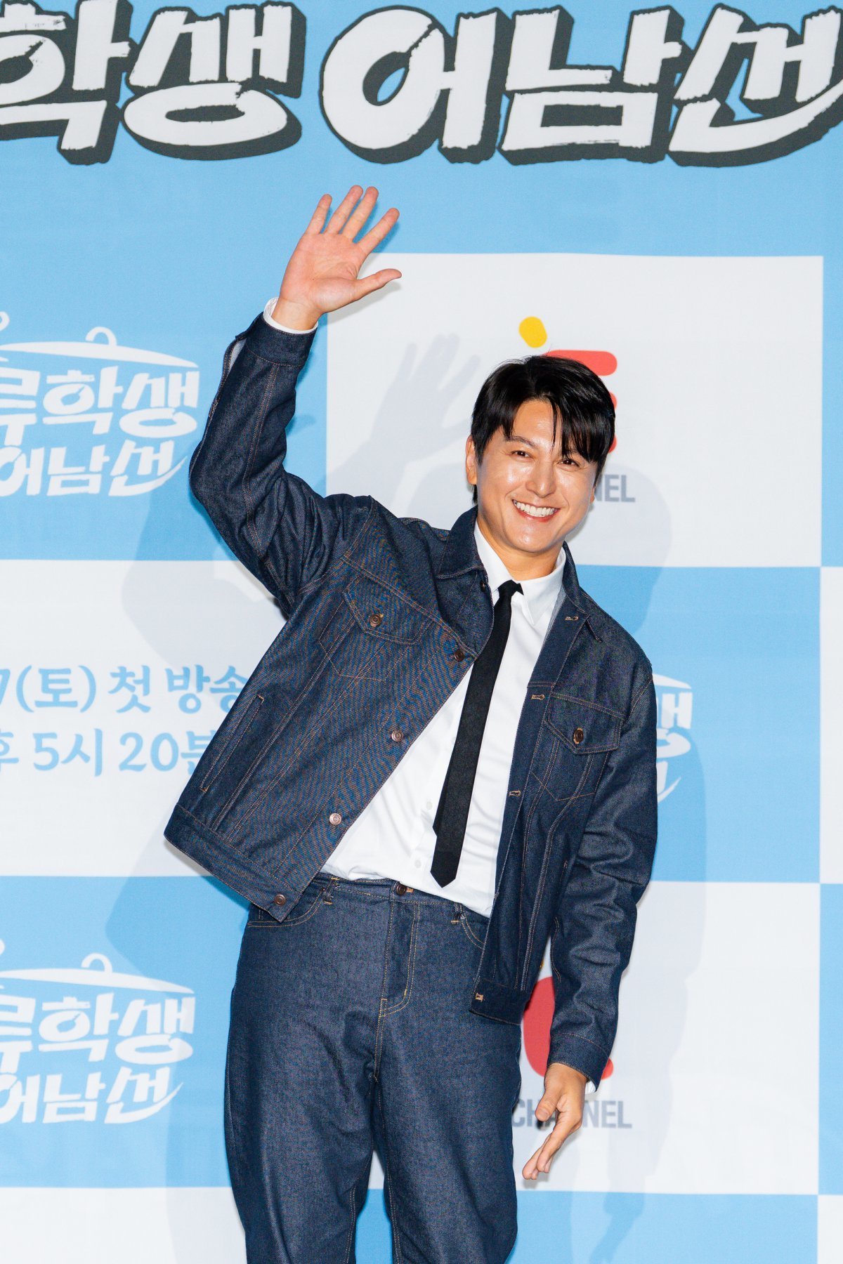 Ryu Soo-young, Yoon Kyung-ho, and Kihyun preparing local dishes in Portugal