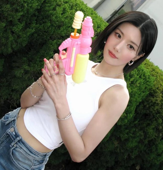 Kwon Eun Bi showcases her fit look at university festival