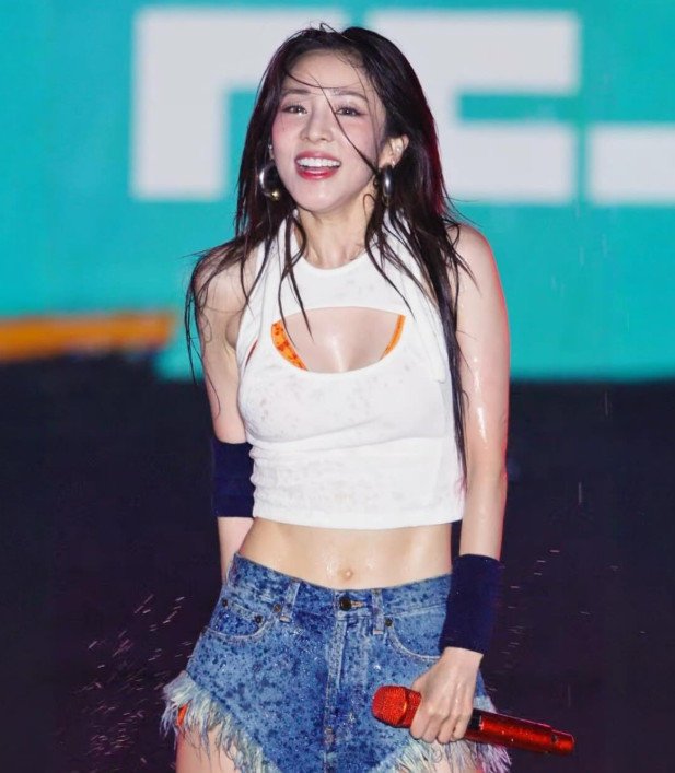 Sandara Park performing at Gachon University Festival