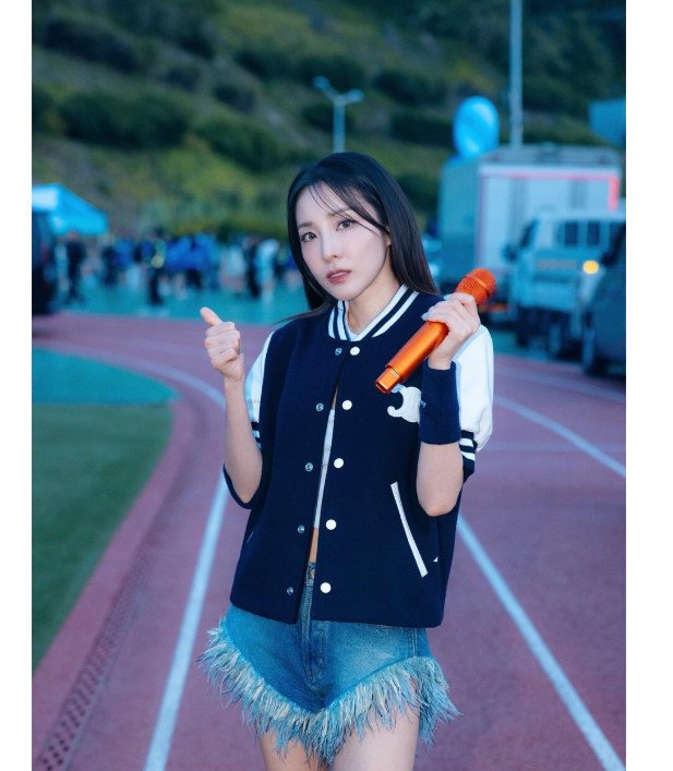 Sandara Park's stylish festival outfit