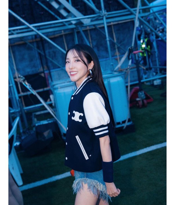 Sandara Park interacting with fans at the festival