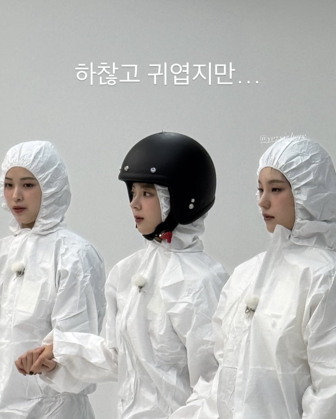 ITZY members celebrating Yeji's birthday with a group photo