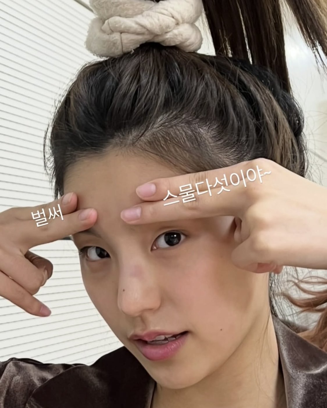 Ryujin and Yeji posing together to celebrate the birthday