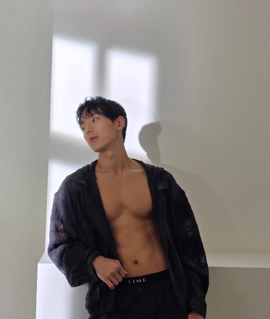 Shownu flaunts his muscular body in loungewear campaign