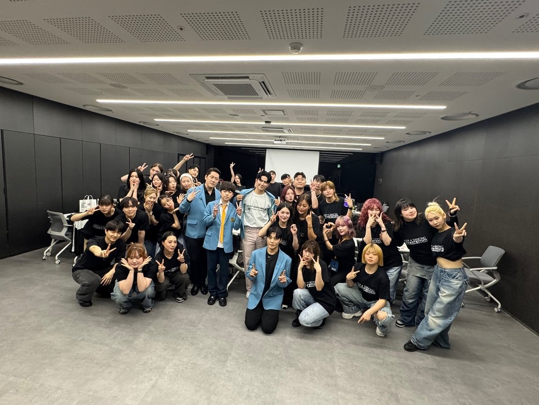 SE7EN and Dream High cast perform flash mob at The Hyundai Seoul