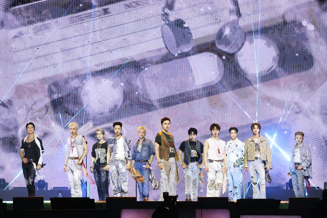 SEVENTEEN fans cheering at Jamsu Bridge concert