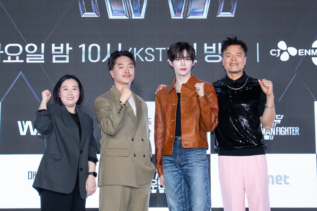 Street Woman Fighter cast pose at Seoul press conference. (Mnet)