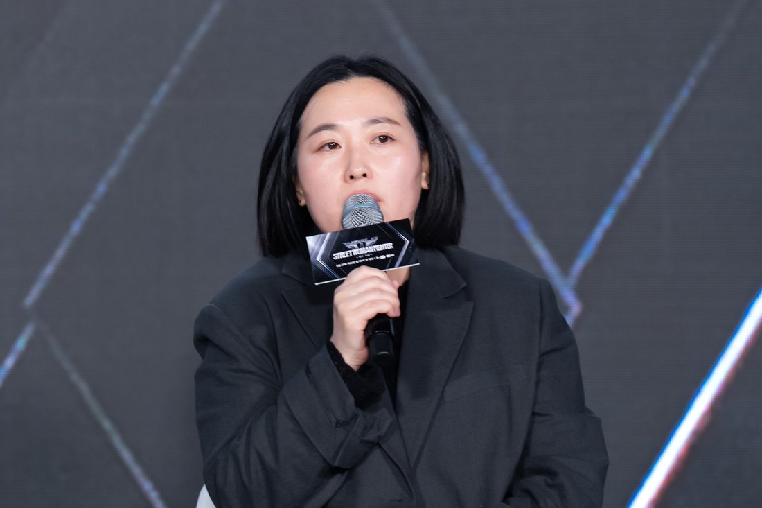 Judges Park Jin-young and Mike Song with MC Sung Han-bin. (Mnet)