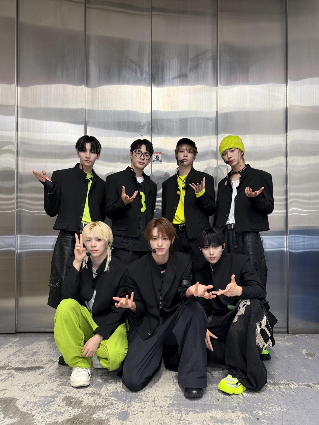 NEXZ group photo during 'O-RLY?' promotions