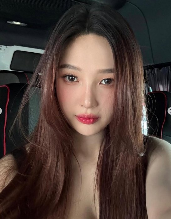 Red Velvet Joy black dress rehearsal charisma