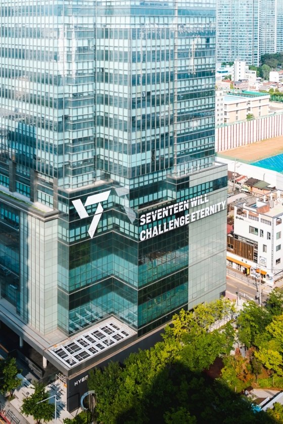 Seventeen 10th Anniversary Event Sculptures