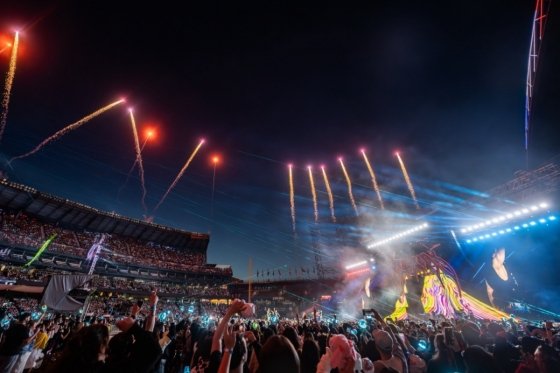 Stray Kids perform at a sold-out T-Mobile Park in Seattle. Photo courtesy of JYP Entertainment.