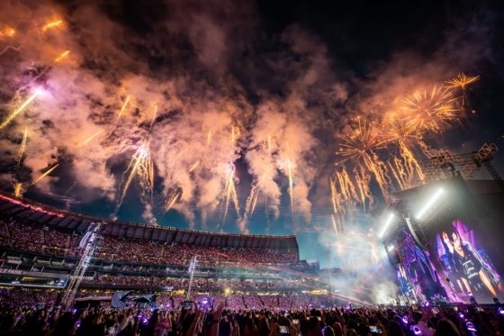 Stray Kids deliver powerful performances during their world tour. Photo courtesy of JYP Entertainment.