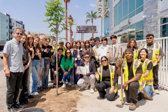 Lee Soo-man and Sunny participate in LA tree planting campaign