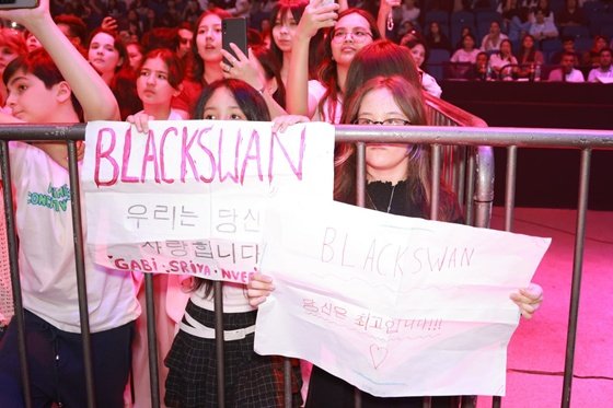 Fans welcome BLACKSWAN with vibrant energy at Tashkent airport. Photo credited to DR Music.