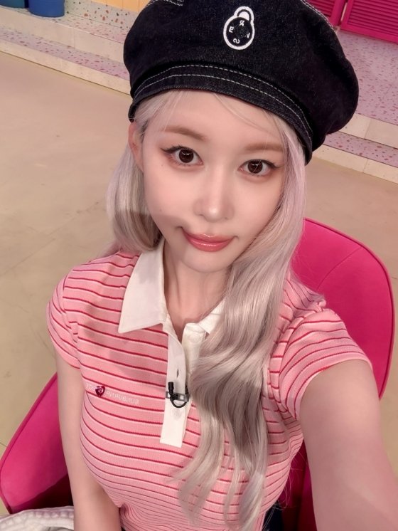 WJSN Dayoung joins Early Adapter as MC, taking on architecture and building skills at Ulsan Technical High School. Image credit: KBS 1TV