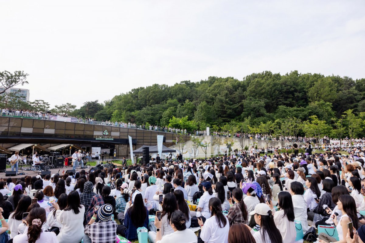 N.Flying performing live at Everlasting busking event
