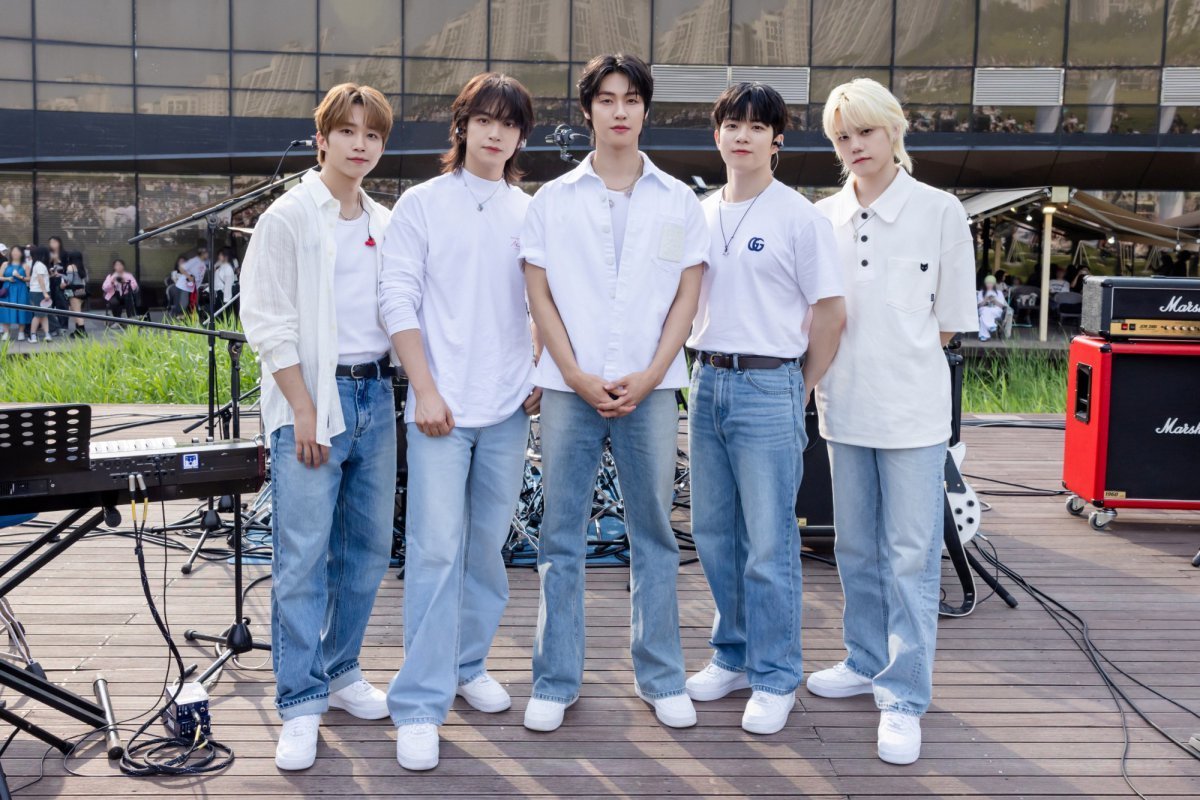 Fans cheering for N.Flying at Everlasting busking