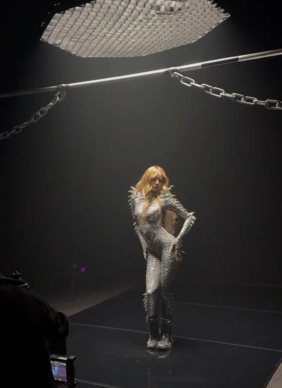 BLACKPINK Lisa flaunts her chic, body-hugging outfit.