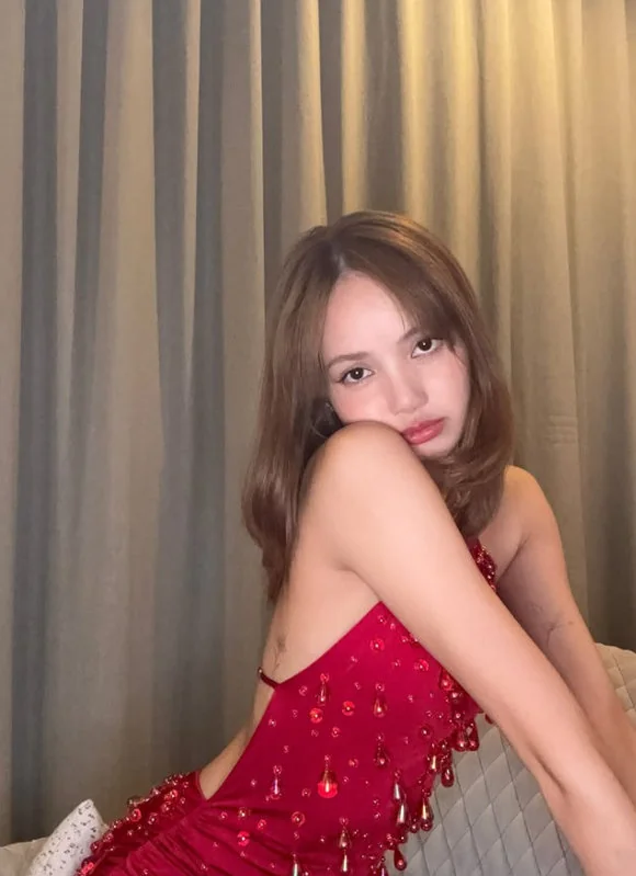 Lisa prepares for BLACKPINK's world tour and documentary.