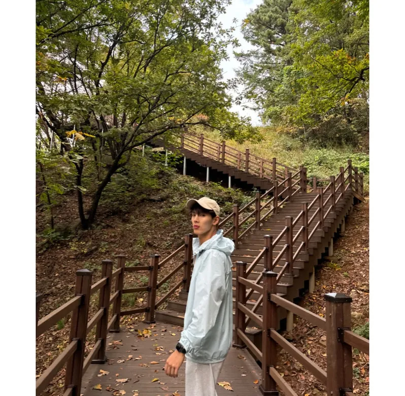 Shownu shows muscular figure by the pool