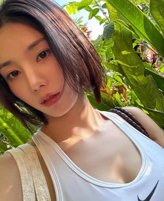 Kwon Eunbi in a vibrant swimsuit in Bali
