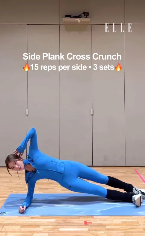 Le Sserafim Kazuha shows off toned muscles in blue workout leggings. Photo: Elle.