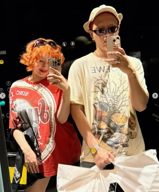 HyunA and Yong Junhyung taking a mirror selfie