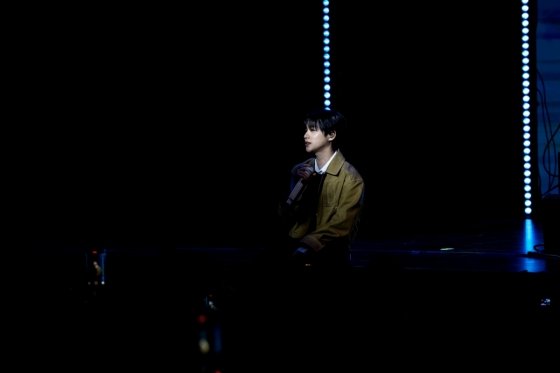 Kim Jinhwan performs for fans during his Seoul fanmeeting. Photo: 143 Entertainment