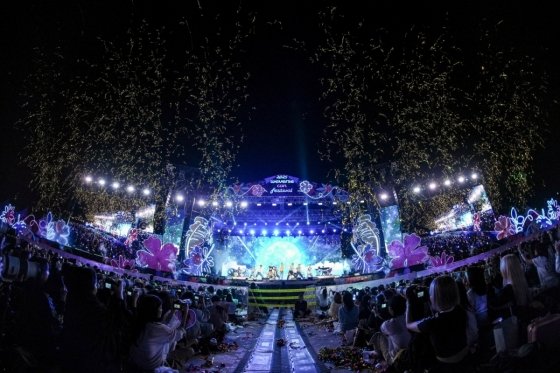 Weverse Con 2025 indoor stage with massive LED screens